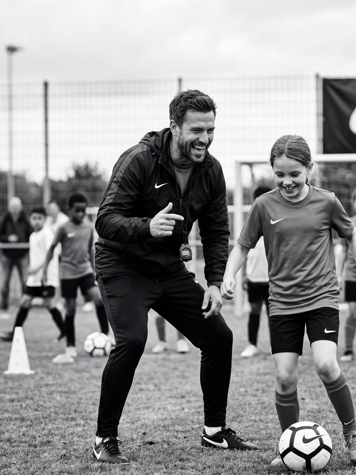 Trainer erklärt Übung am Spielfeldrand